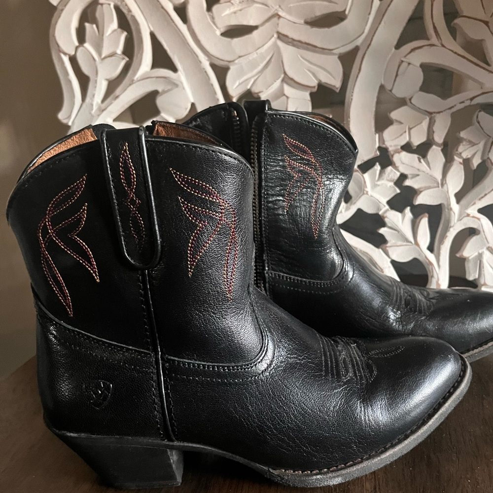 Ariat ankle boots, sz 9, black, excellent condition
